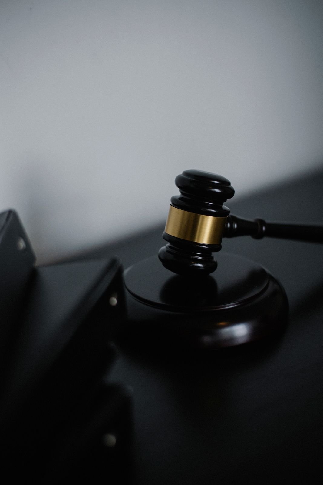 Martelo de juiz sobre mesa, simbolizando decisão judicial