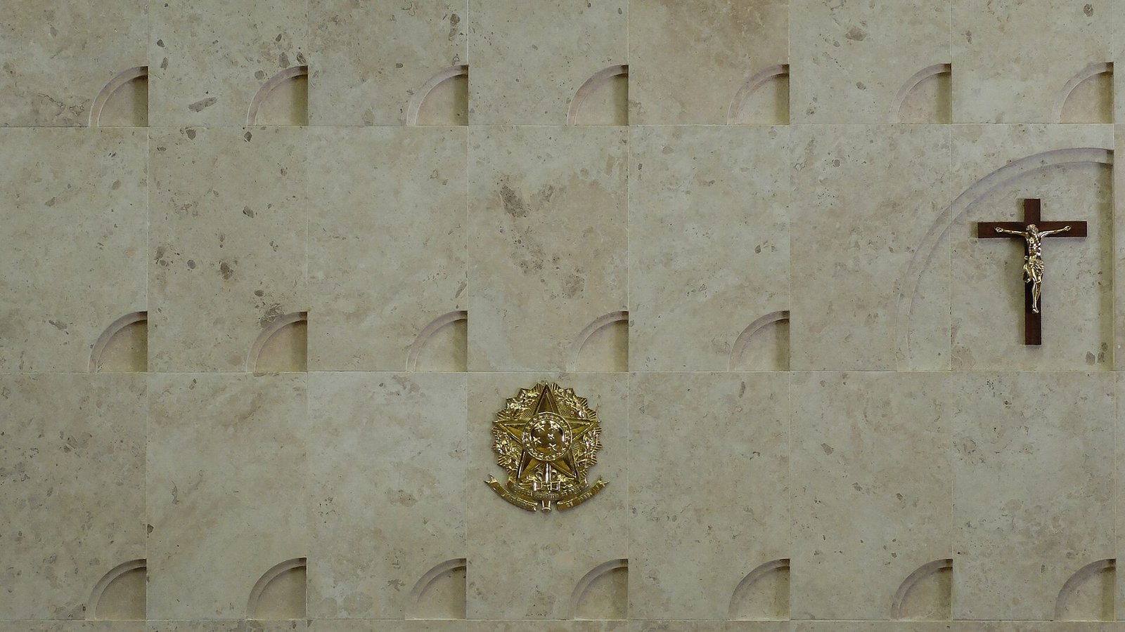 Brasão da República em metal dourado fixado em parede de mármore no interior do Supremo Tribunal Federal