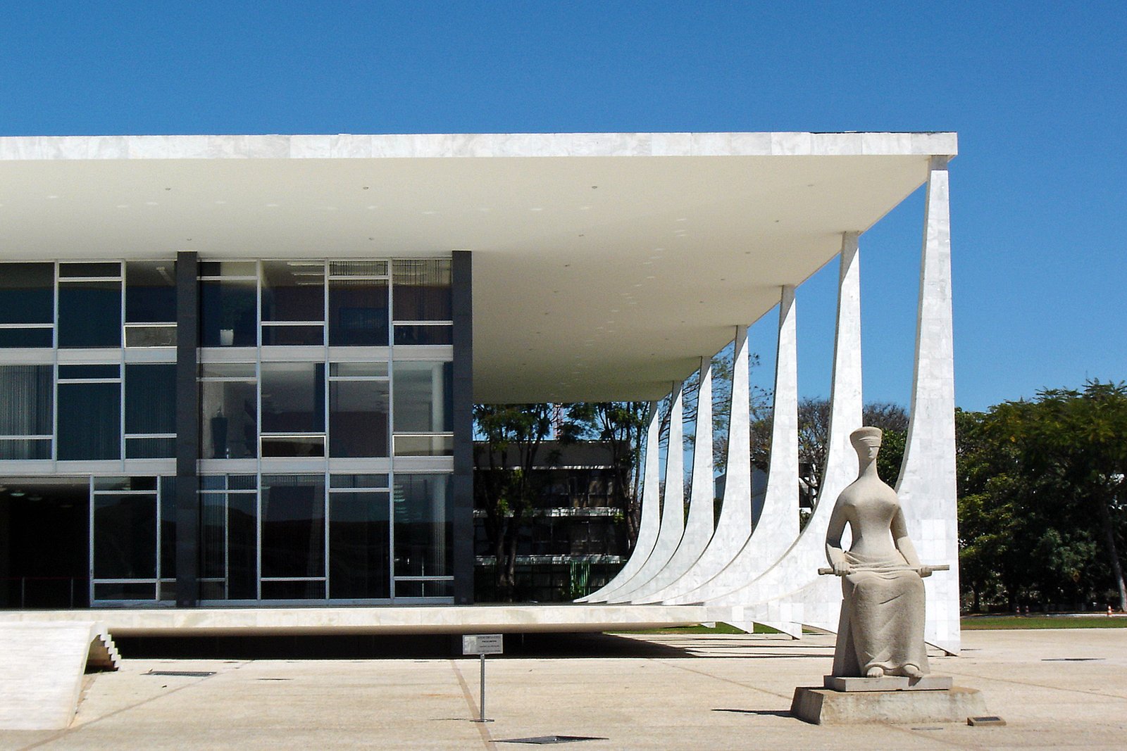 Fachada do Supremo Tribunal Federal com a escultura A Justiça em primeiro plano