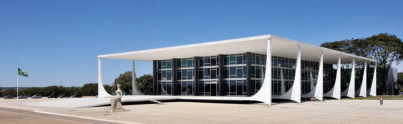 Fachada do edifício do Supremo Tribunal Federal, em Brasília, com a bandeira do Brasil ao lado
