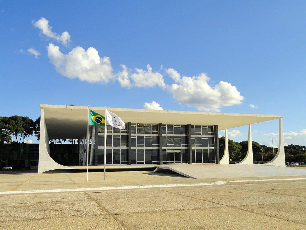 Fachada do edifício-sede do Supremo Tribunal Federal, na Praça dos Três Poderes, em Brasília, com as bandeiras hasteadas