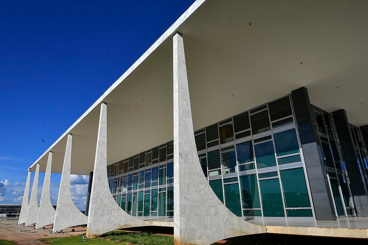 Fachada do edifício-sede do Supremo Tribunal Federal, na Praça dos Três Poderes, em Brasília