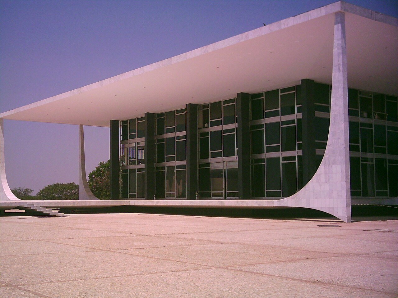 Vista lateral do edifício-sede do Supremo Tribunal Federal, em Brasília