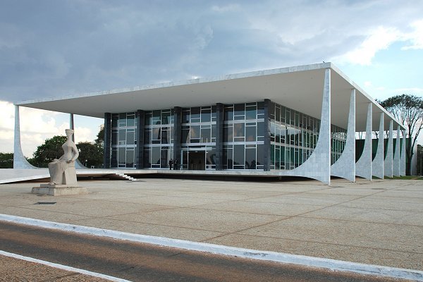 Fachada do edifício-sede do Supremo Tribunal Federal, na Praça dos Três Poderes, em Brasília