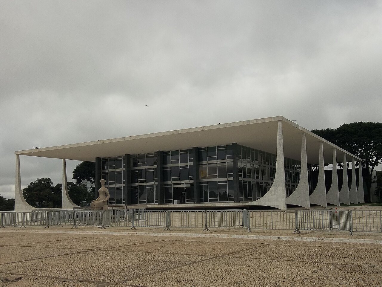 Fachada do edifício sede do Supremo Tribunal Federal, em Brasília, com a escultura A Justiça