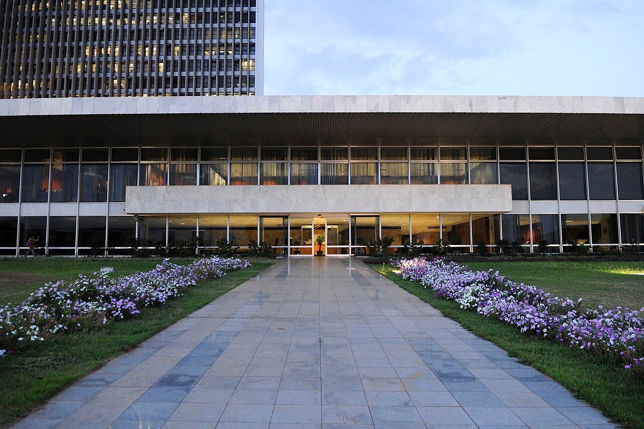 Entrada do Palacio do Buriti, sede do governo do Distrito Federal, ao entardecer