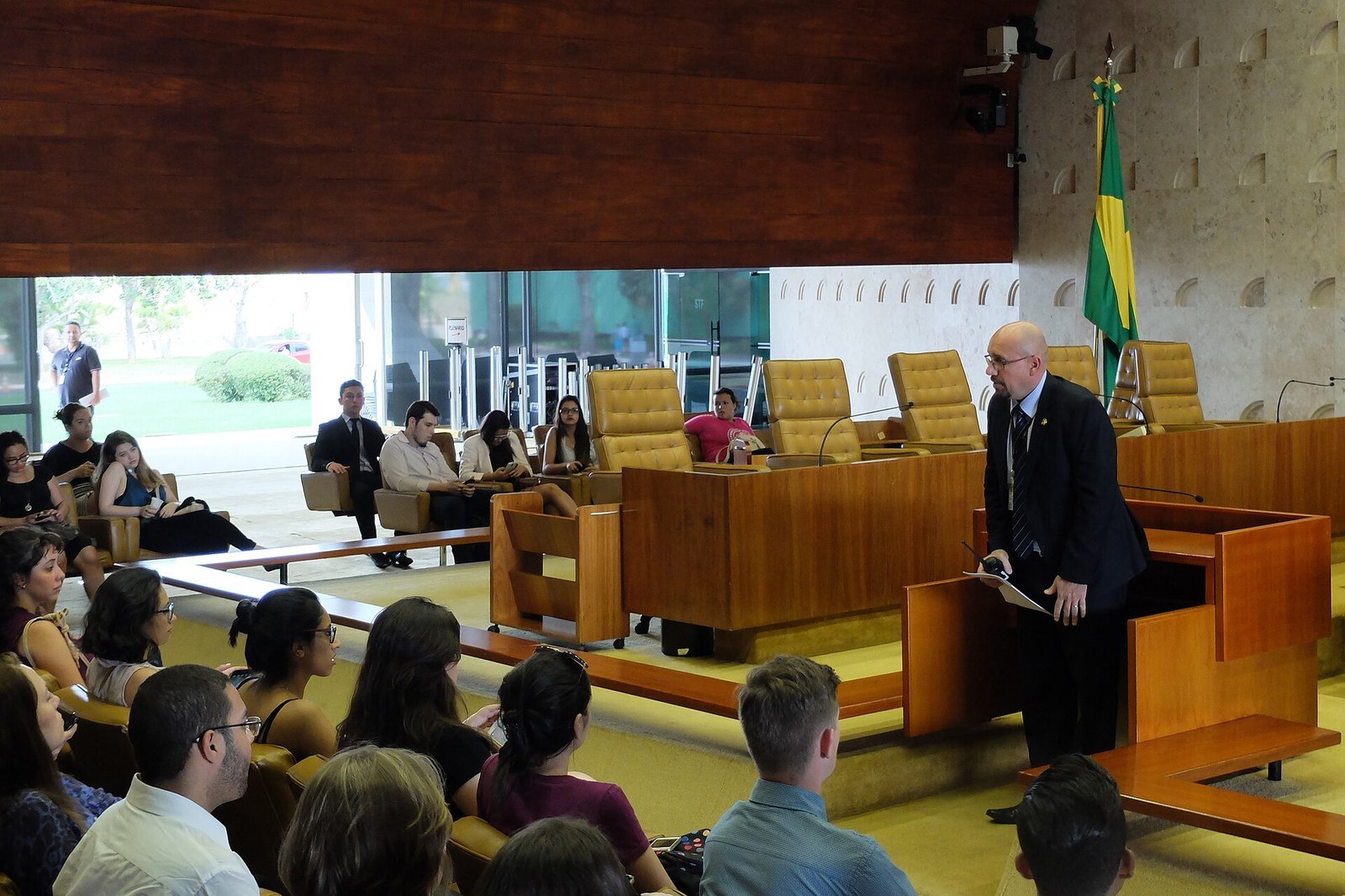 Plenário do Supremo Tribunal Federal com as cadeiras dos ministros e a bandeira do Brasil