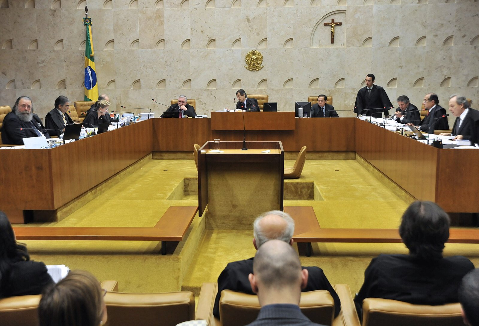 Plenário do Supremo Tribunal Federal durante sessão, com ministros nas bancadas e a bandeira do Brasil ao fundo