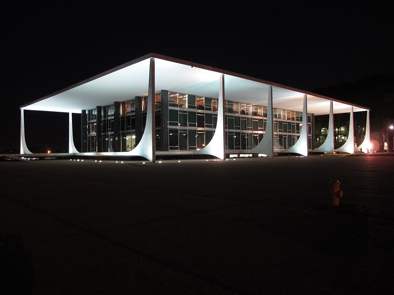 Fachada do edifício-sede do Supremo Tribunal Federal iluminada à noite