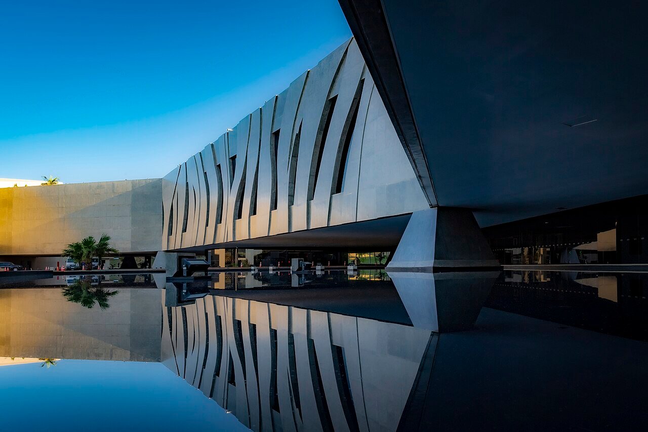 Edifício-sede do Superior Tribunal de Justiça refletido no espelho d'água, em Brasília