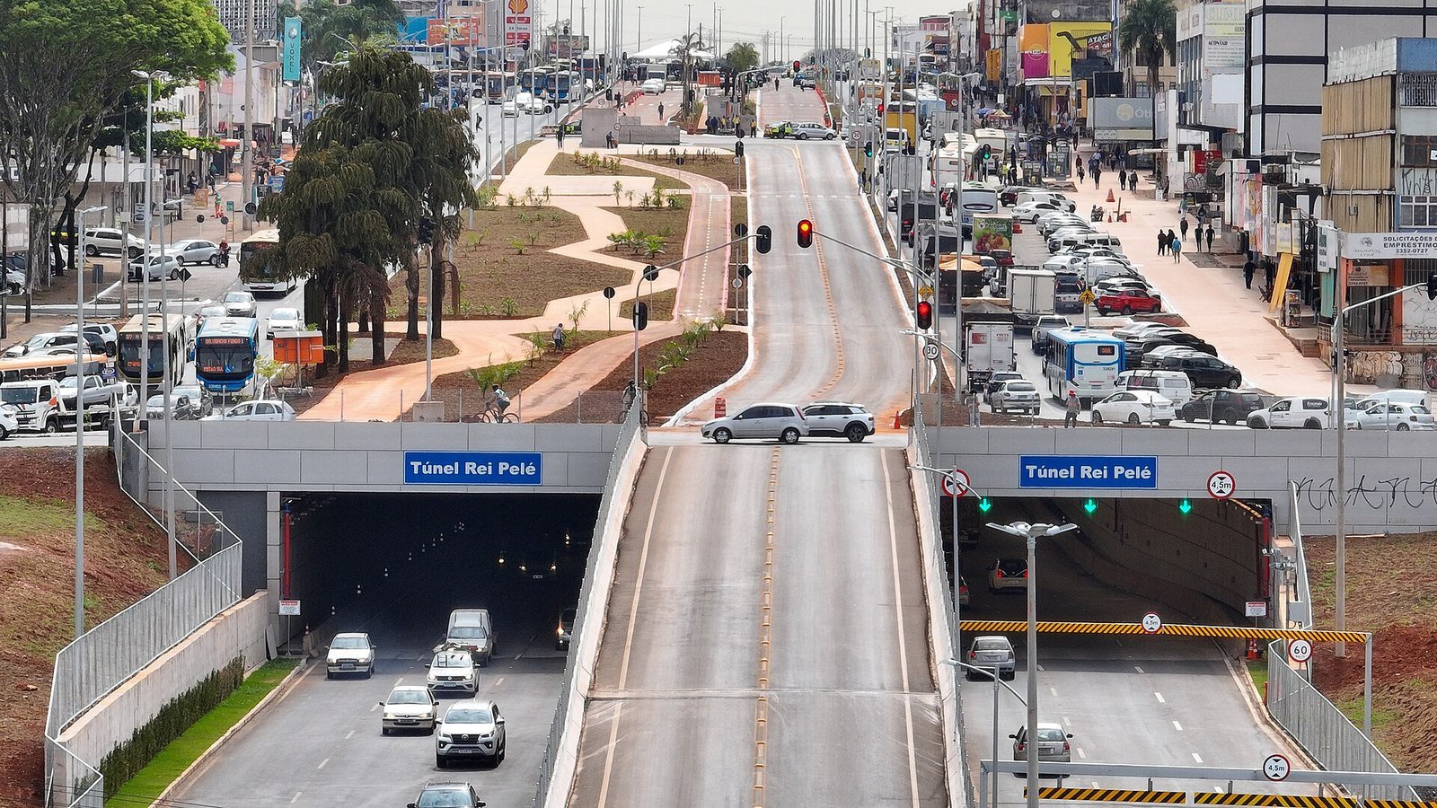 Vista aérea do Túnel Rei Pelé e do movimento de carros e ônibus no centro de Taguatinga