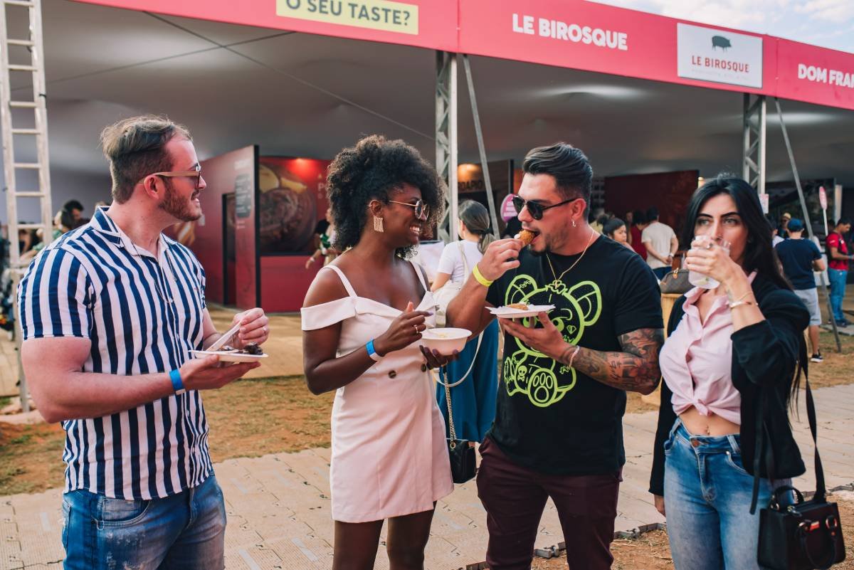 Festival gastronômico com barracas de comida em Brasília