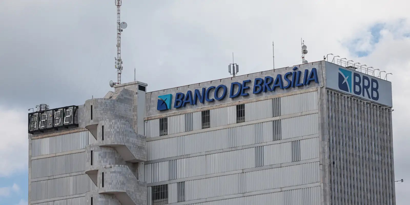 Fachada do edifício-sede do BRB, em Brasília, com o letreiro Banco de Brasília no alto do prédio