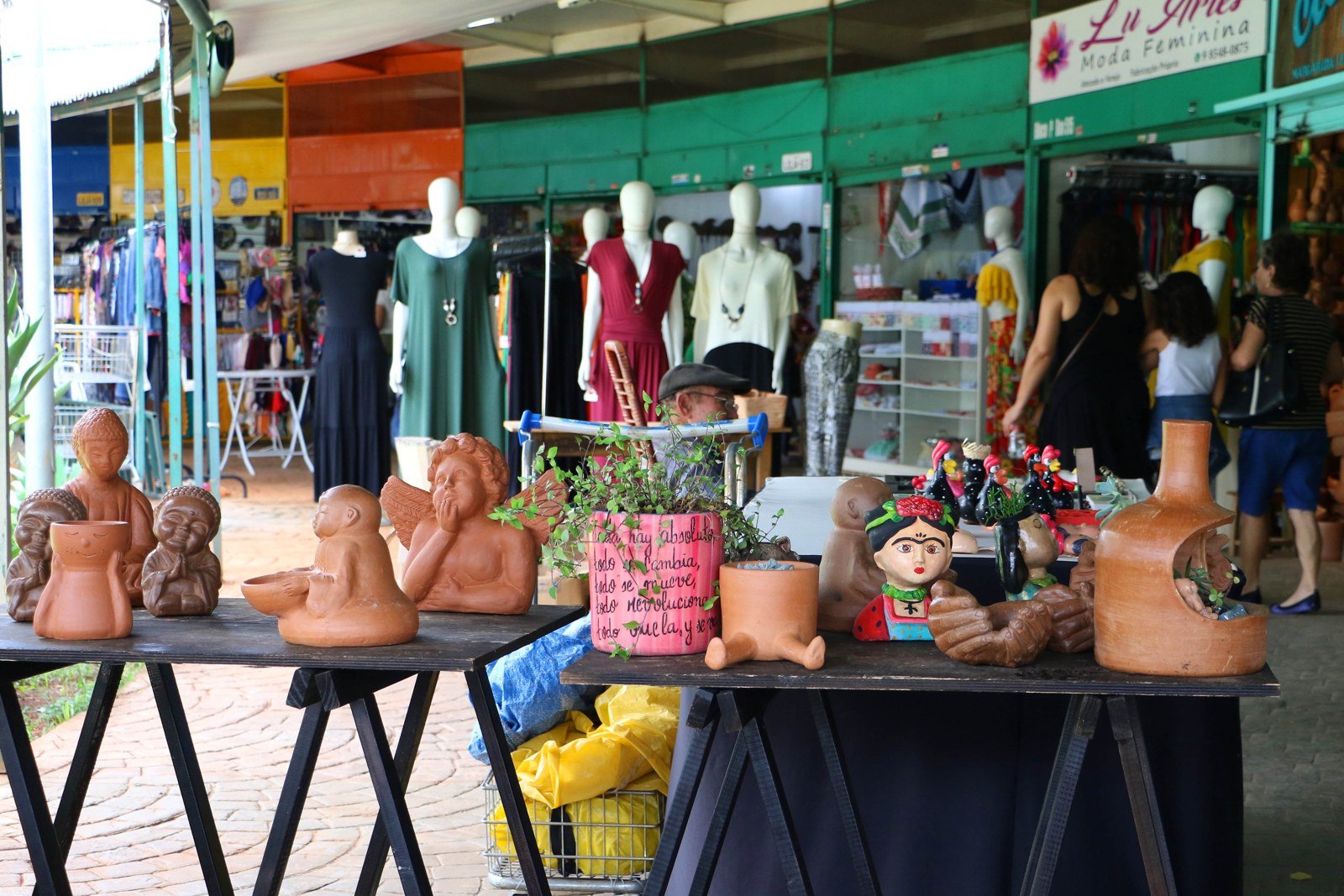 Bancas de artesanato em cerâmica e lojas de roupas na Feira da Torre de TV, em fevereiro de 2020