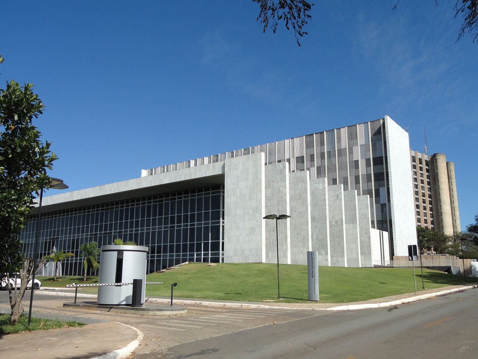 Fachada do edifício-sede do Tribunal de Contas do Distrito Federal, em Brasília