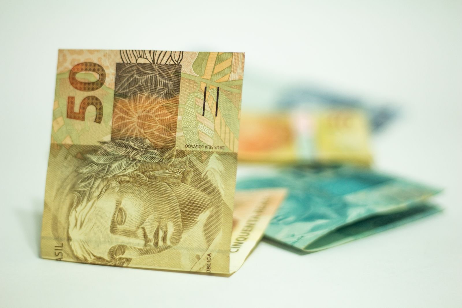 Cédulas de real, com a nota de R$ 50 em primeiro plano; foto ilustrativa