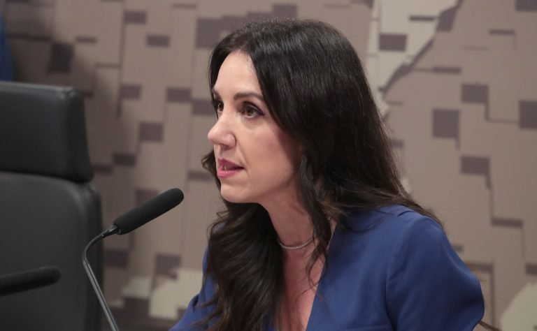 Defensora pública-geral de São Paulo, Luciana Armiliato de Carvalho, fala em audiência no Congresso