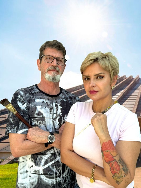 Murilo Frade e Wós Rodrigues posam de braços cruzados diante da fachada do Teatro Nacional