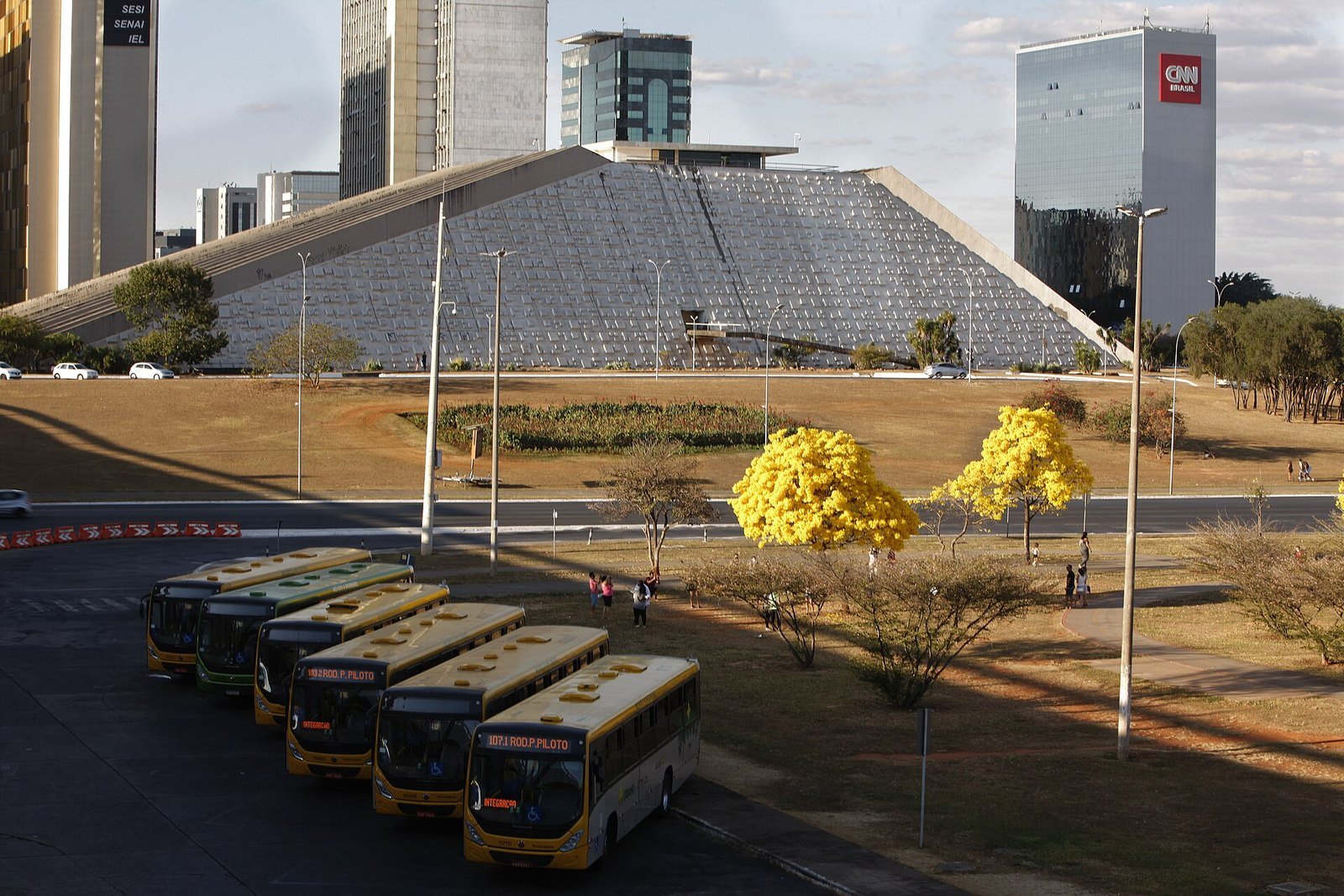 Teatro Nacional Cláudio Santoro visto da plataforma da rodoviária, com ônibus do transporte público em primeiro plano