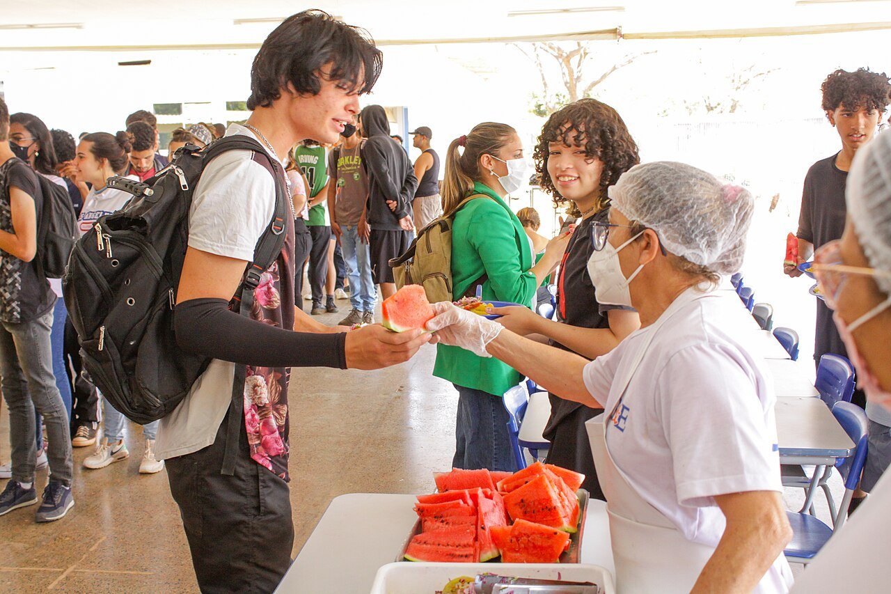Estudantes recebem alimentação em escola da rede pública do Distrito Federal