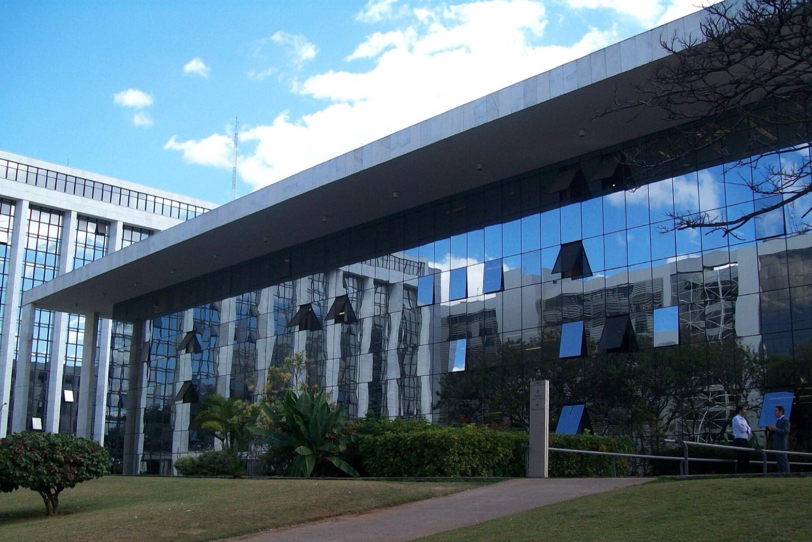 Fachada de vidro de prédio do Tribunal de Justiça do DF, em Brasília