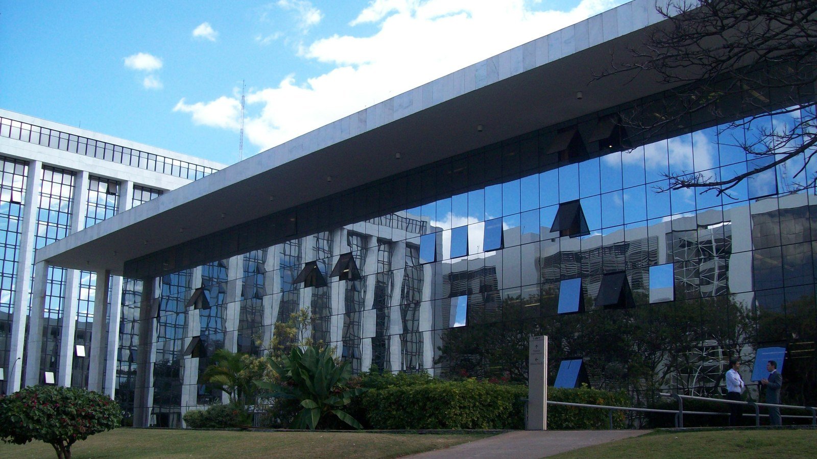 Fachada espelhada de prédio do Tribunal de Justiça do Distrito Federal, em Brasília