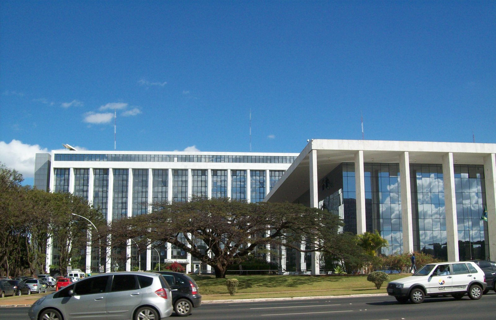Fachada da sede do TJDFT, em Brasília, vista da via em frente ao prédio