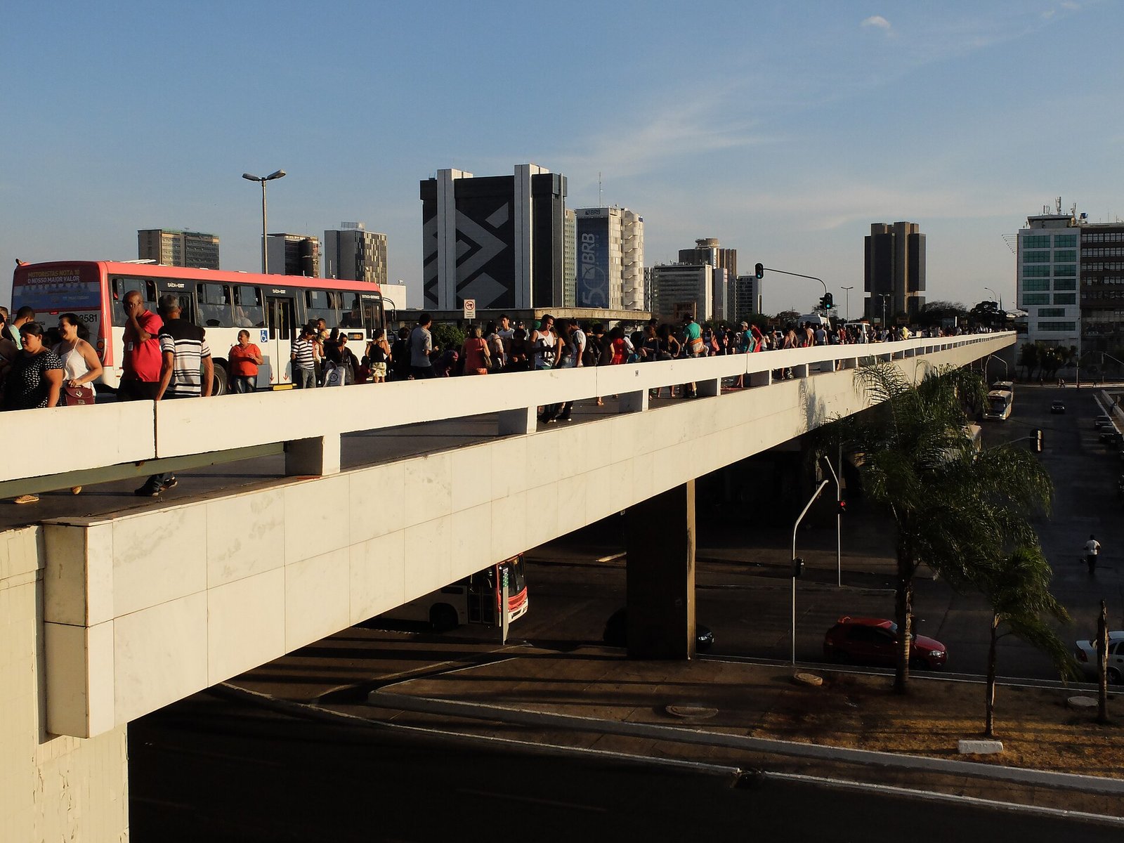Passageiros e ônibus na plataforma da Rodoviária do Plano Piloto, em Brasília