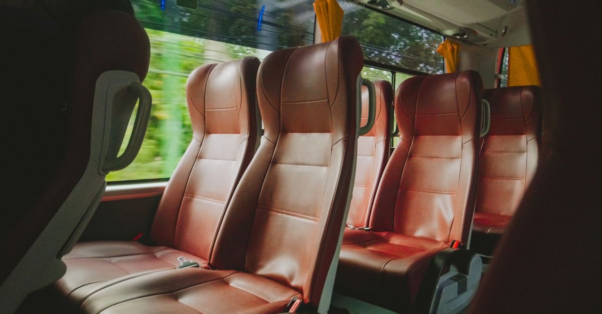 Interior de ônibus fretado com poltronas vazias