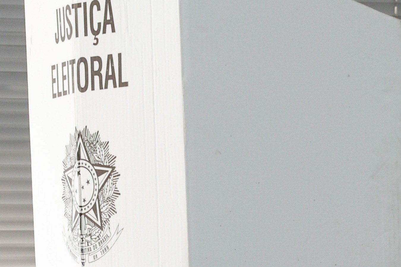 Detalhe de cabina de votação com o brasão e a inscrição Justiça Eleitoral, em seção eleitoral no Rio de Janeiro no primeiro turno; imagem ilustrativa
