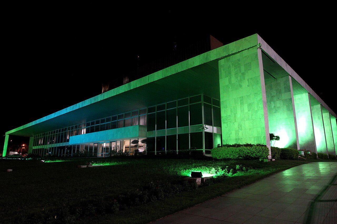 Fachada iluminada do Palácio do Buriti, sede do governo do Distrito Federal