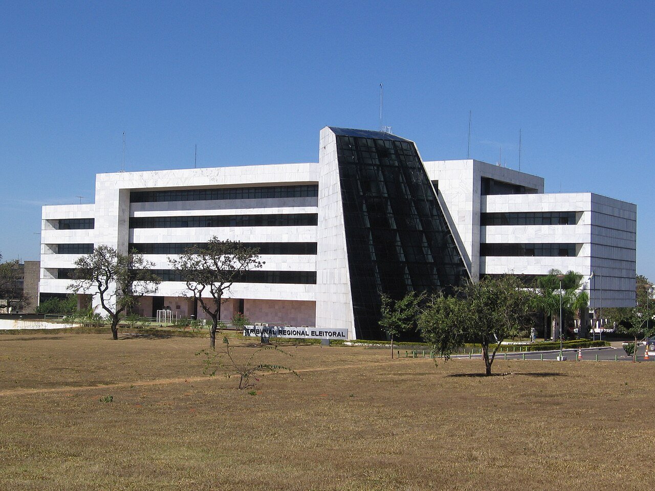 Fachada do edifício-sede do Tribunal Regional Eleitoral do Distrito Federal, em Brasília