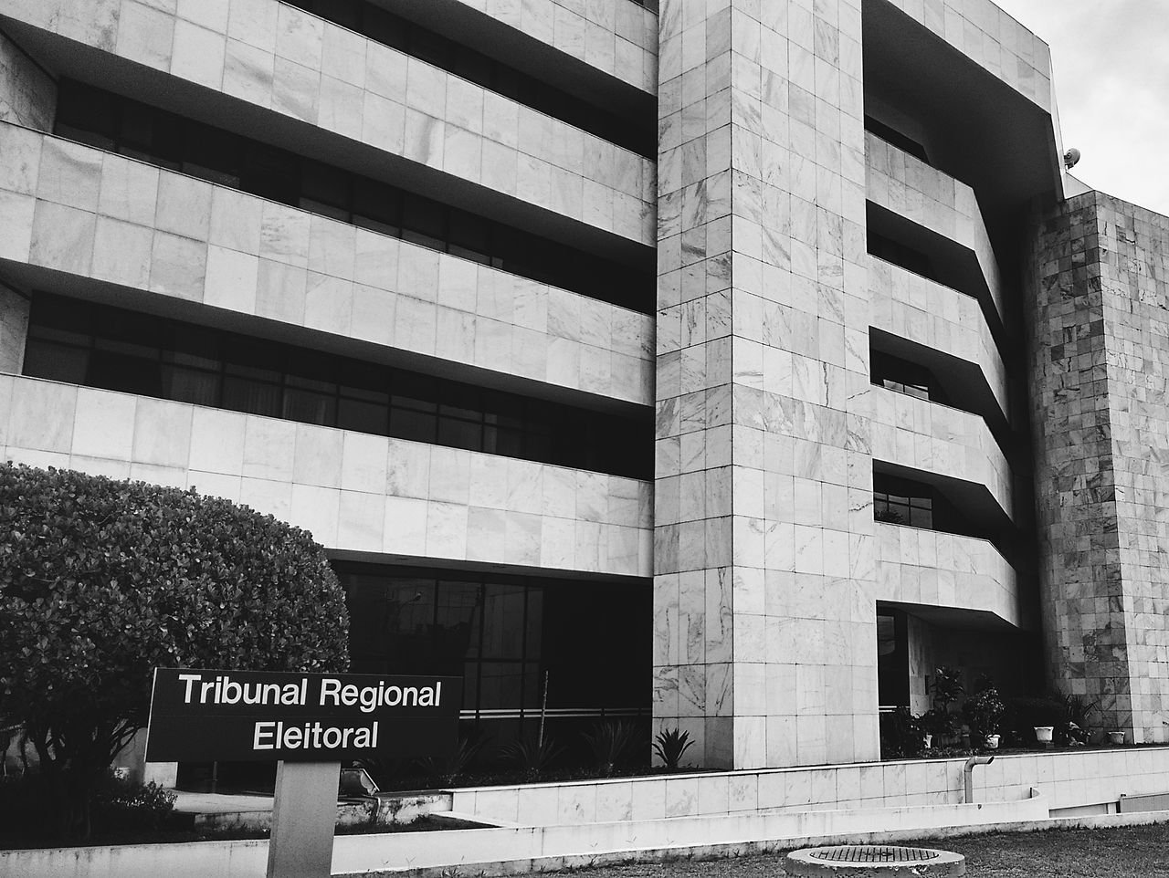 Fachada da sede do Tribunal Regional Eleitoral do Distrito Federal, com placa de identificação em primeiro plano