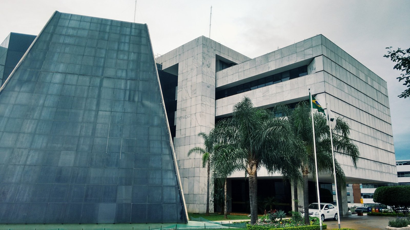 Fachada da sede do Tribunal Regional Eleitoral do Distrito Federal, com bandeira do Brasil hasteada