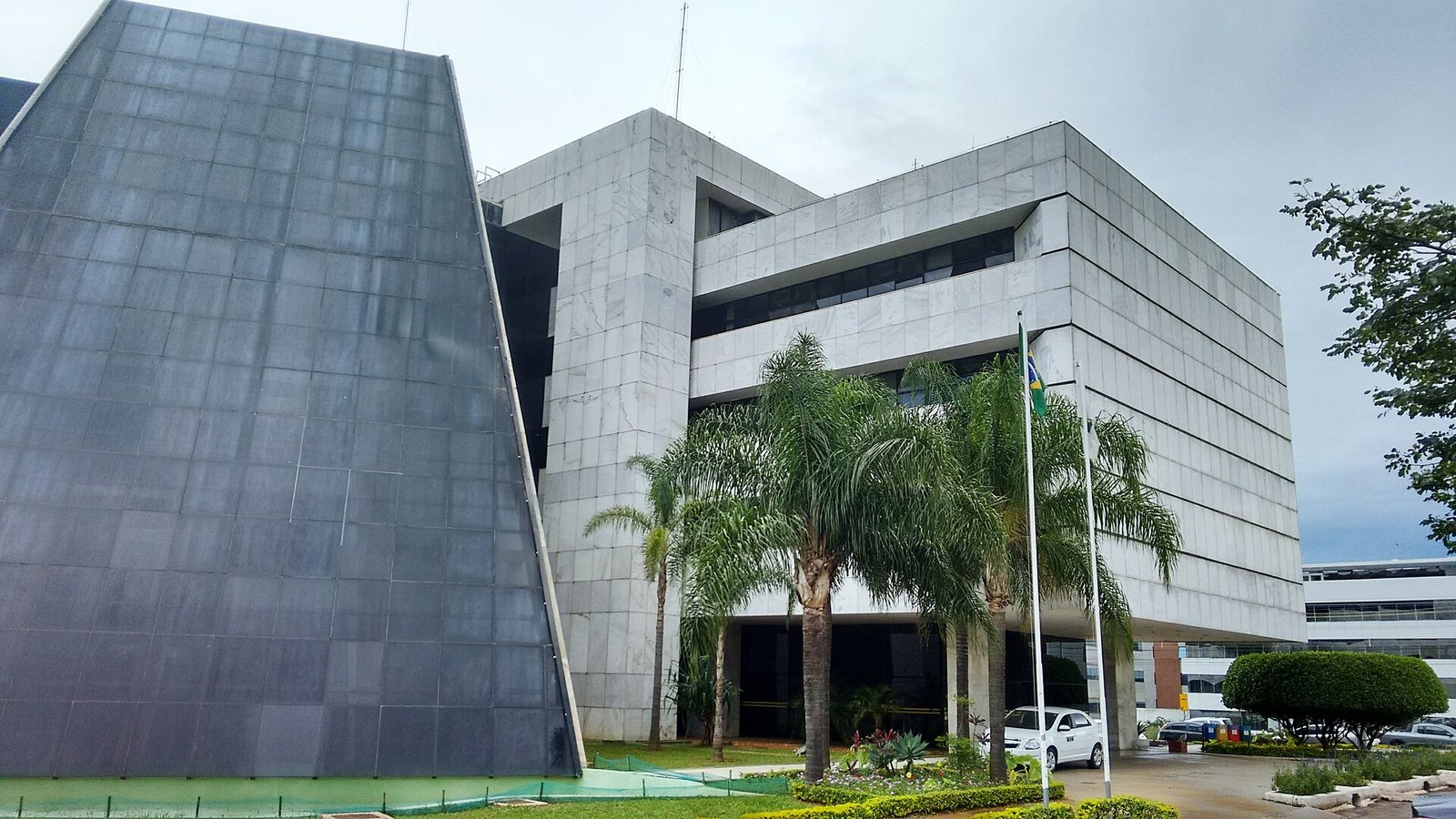 Fachada da sede do Tribunal Regional Eleitoral do Distrito Federal, com bandeira do Brasil hasteada
