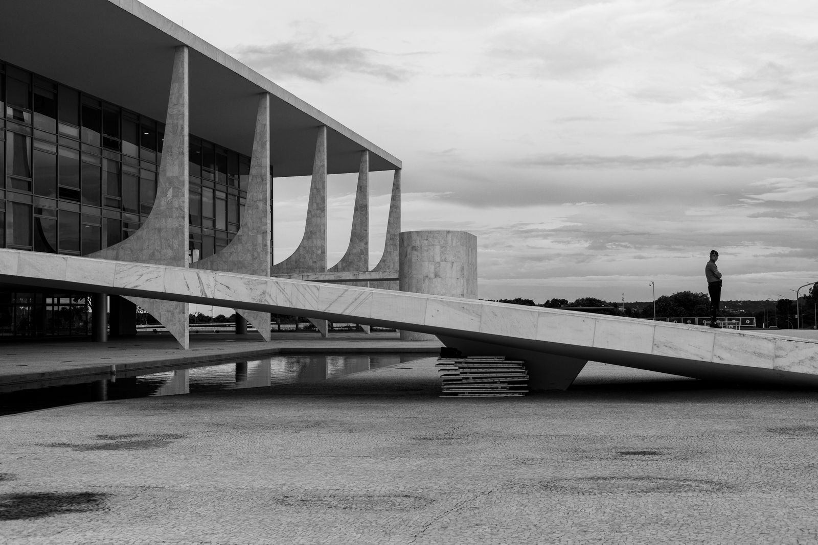 Fachada do Palácio do Planalto, em Brasília, em foto em preto e branco, com um soldado na rampa