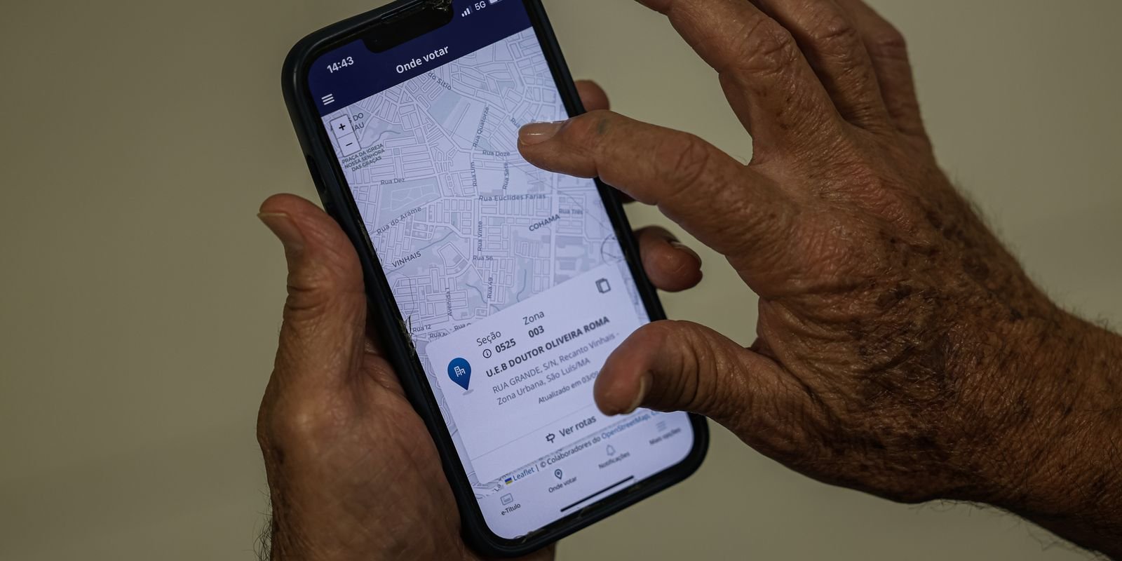 Eleitor consulta o local de votação na tela do aplicativo e-Título