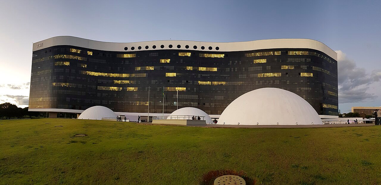 Fachada do edifício-sede do Tribunal Superior Eleitoral, em Brasília, ao entardecer, com as cúpulas brancas em primeiro plano