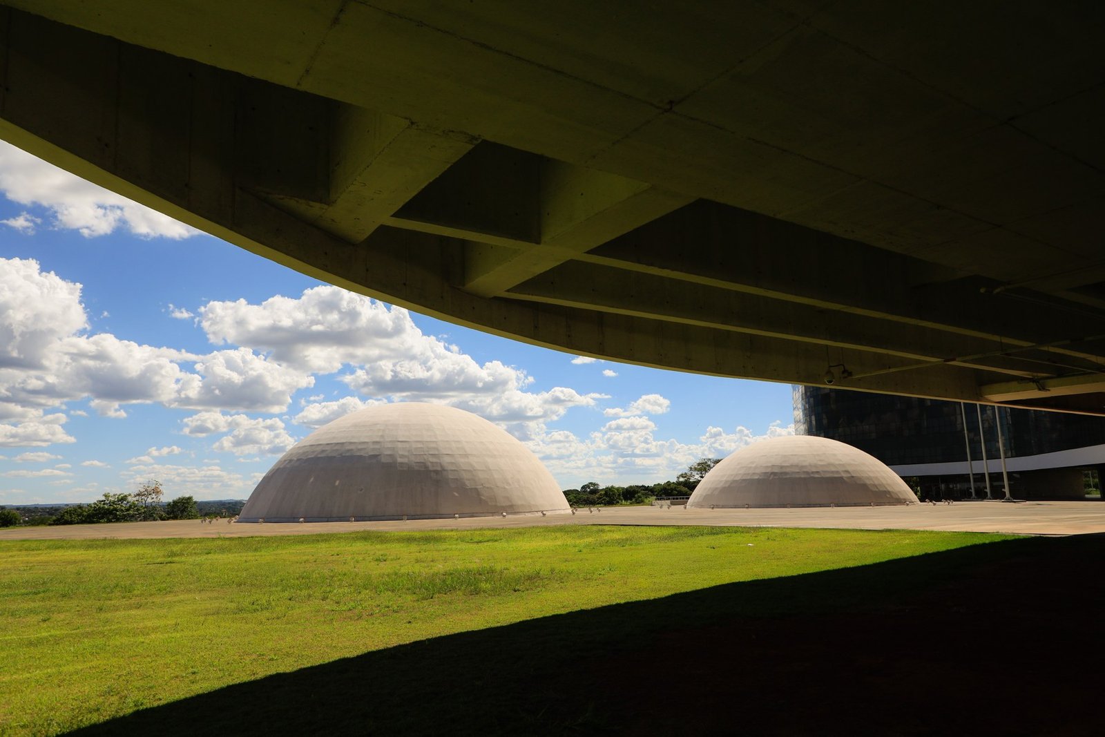 Cúpulas e prédio-sede do Tribunal Superior Eleitoral, em Brasília, vistos de baixo da marquise, em foto de arquivo