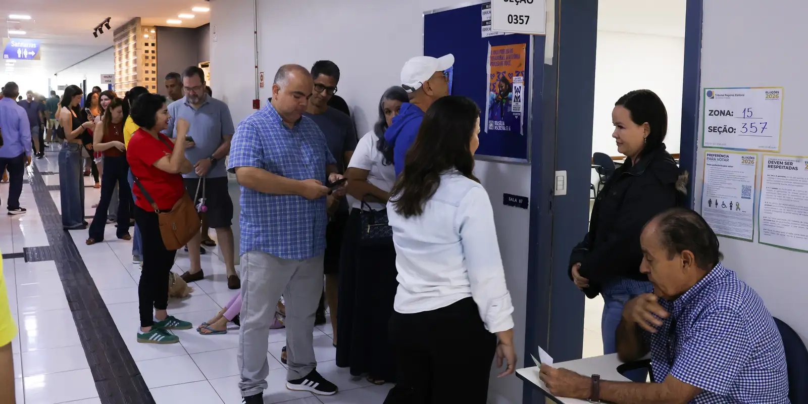 Eleitores em fila diante de seção eleitoral no primeiro turno