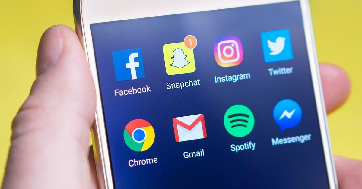Tela de celular com ícones de aplicativos de redes sociais