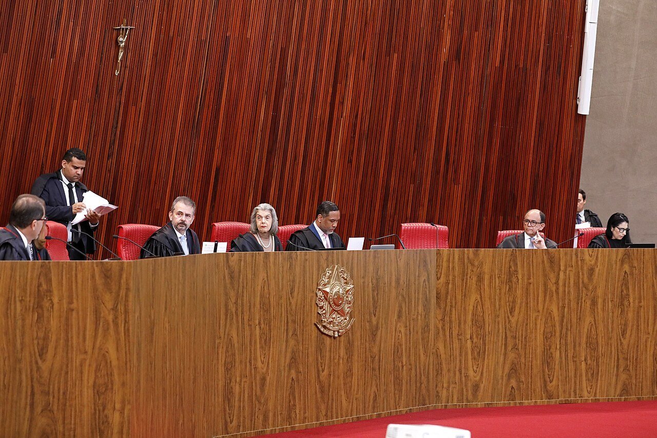Plenário do Tribunal Superior Eleitoral com o brasão da República na bancada dos ministros