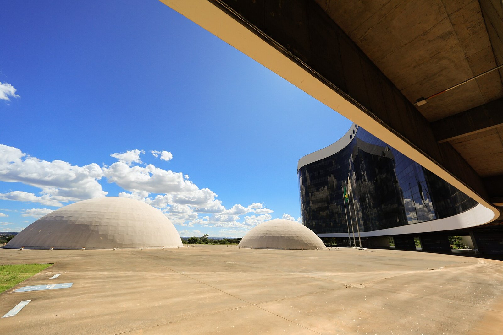 Sede do Tribunal Superior Eleitoral, em Brasília, vista da esplanada com as cúpulas do edifício
