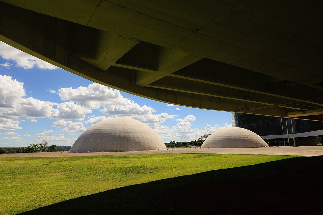 Sede do Tribunal Superior Eleitoral, em Brasília, vista de fora em dia de céu azul