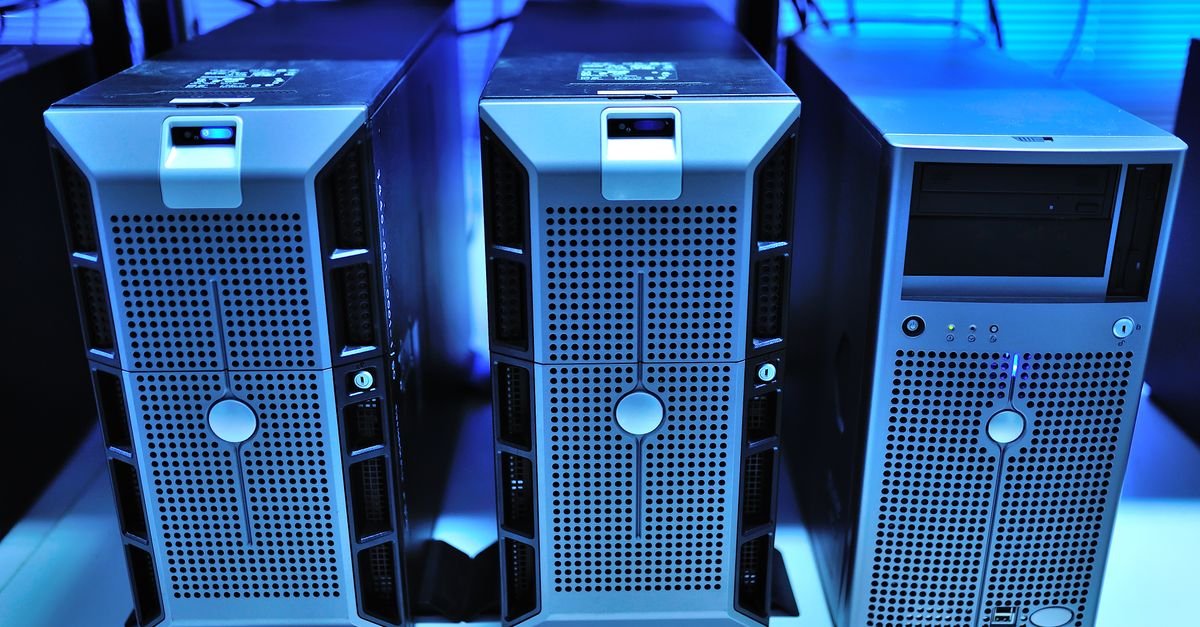 Servidores de processamento de dados enfileirados em sala técnica