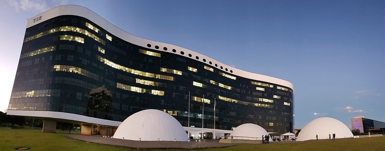 Edifício-sede do Tribunal Superior Eleitoral iluminado ao anoitecer, em Brasília