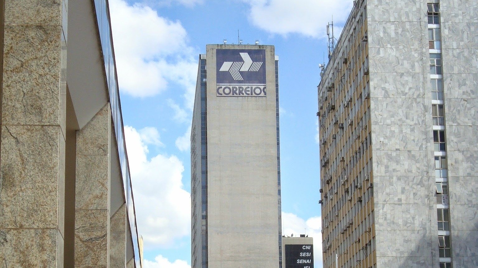 Torre da sede dos Correios em Brasília, com o logotipo da empresa no alto do edifício