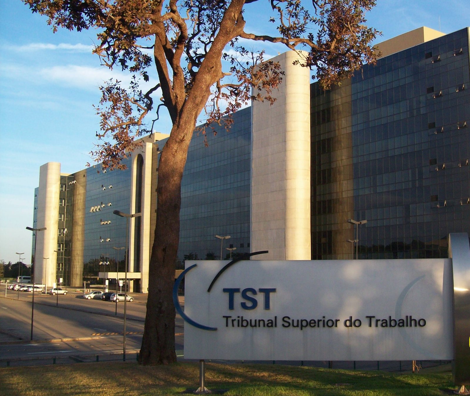 Prédio do Tribunal Superior do Trabalho em Brasília, com a placa do TST em primeiro plano