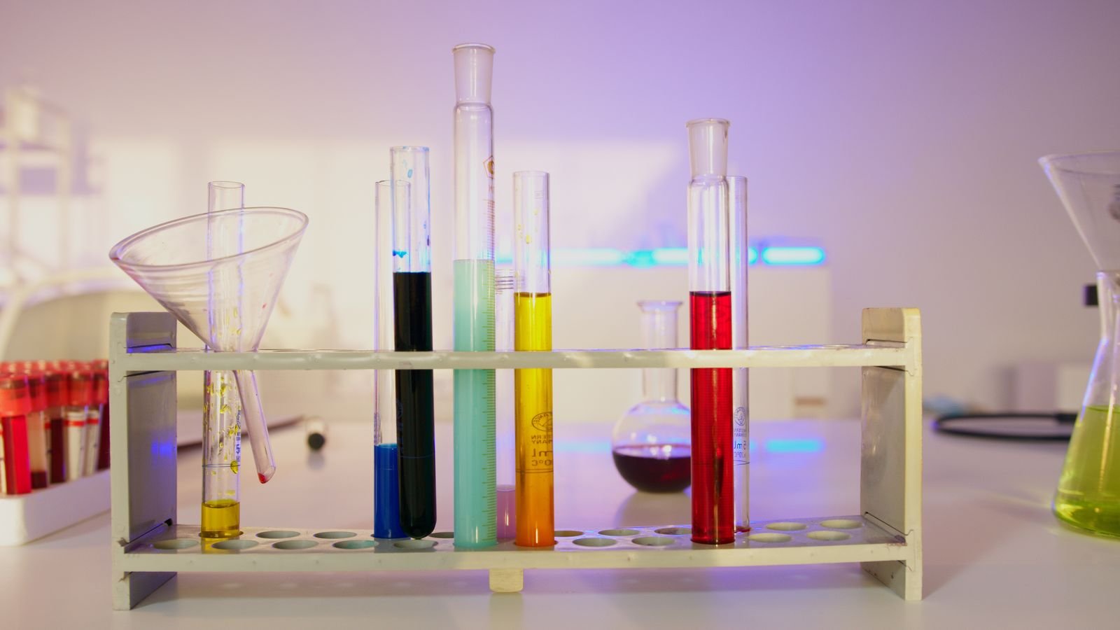 Tubos de ensaio e vidrarias em bancada de laboratório; foto ilustrativa de arquivo