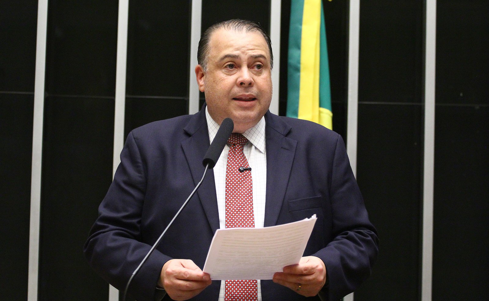 Deputado Julio Cesar Ribeiro, do DF, relator do projeto, discursa no Plenário da Câmara